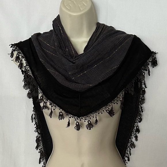 3/$15 Unbranded women Grey triangle scarf & lace wrap - Picture 3 of 5